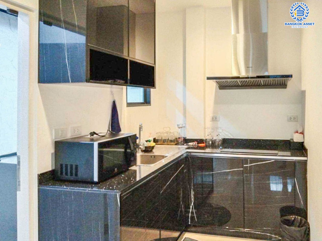 บ้านมือสอง ม.เวนิว พระราม9 หลังมุม เนื้อที่ 51.4 ตร.ว. ฟังก์ชัน 3 ห้องนอน 3 ห้องน้ำ จอดรถได้ 2 คัน บนทำเลเชื่อมต่อหลายเส้นทาง ถ.ศรีนครินทร์, ถ.กรุงเทพกรีฑา, ถ.ร่มเกล้า, ถ.รามคำแหง ใกล้ทางด่วน "ทับช้าง มอเตอร์เวย์" และ ทางด่วน ศรีรัช และแฟชั่นไอส์แลนด์...